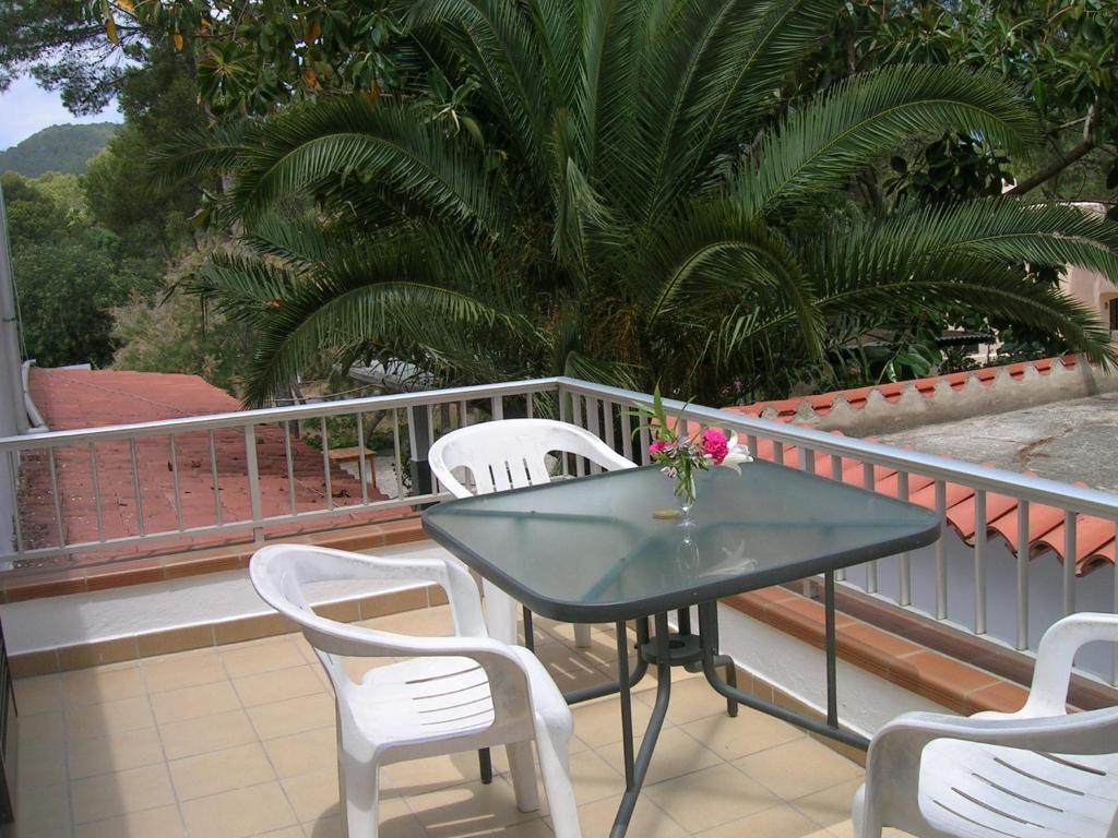 Pension Las Tres Golondrinas Es Figueral Exterior photo